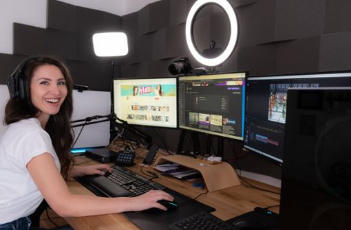 Jasmin in ihrem Gaming-Zimmer: Hier produziert die 31-Jährige YouTube-Videos und Livestreams. Foto: Lichtgut/Achim Zweygarth/Achim Zweygarth