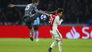 Müller hatte Amsterdams Nicolas Tagliafico mit einem Tritt am Kopf getroffen und verletzt. Foto: AP