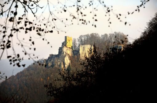 Die Burgruine Reußenstein zählt zu den beliebtesten Ausflugszielen auf der Schwäbischen Alb. Weil die Gefahr besteht, dass sich Teile  des Fels   lösen könnten, sind die Rad- und Wanderwege unterhalb der Ruine  seit sieben Jahren gesperrt. Foto: Horst Rudel