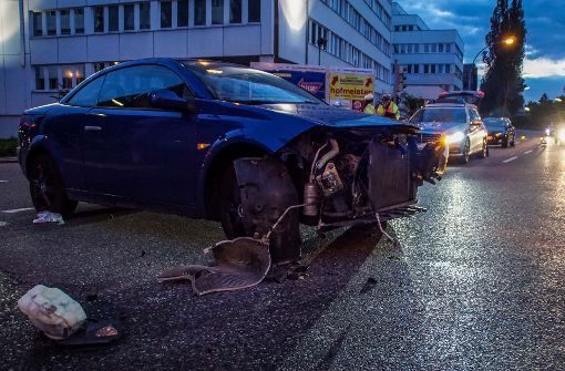 Der Renault wurde bei dem Unfall schwer beschädigt. Foto: SDMG