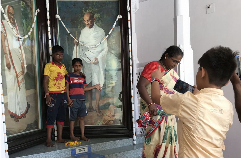 Fototermin mit dem Unabhängigkeitskämpfer: In Probandar lassen sich  Kinder vor den Gemälde Gandhis und seiner Frau Kasturba fotografieren.
