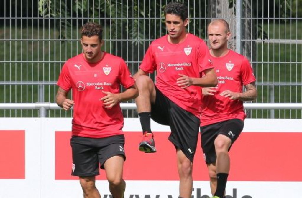 Karim Haggui (Mitte) trainiert zum ersten Mal mit seinen Mannschaftskollegen Sercan Sararer und Konstantin Rausch. Klicken Sie sich durch die Bilder des VfB Trainings vom Montag und vom Dienstag ...