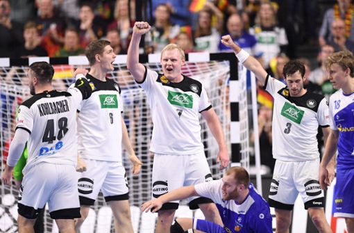 Die deutsche Mannschaft schafft den Sieg gegen Island. Foto: dpa
