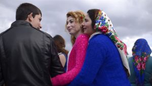 Auf dem Heiratsmarkt werden erste Bande geknüpft – immer dabei: Mutti. Foto: AFP