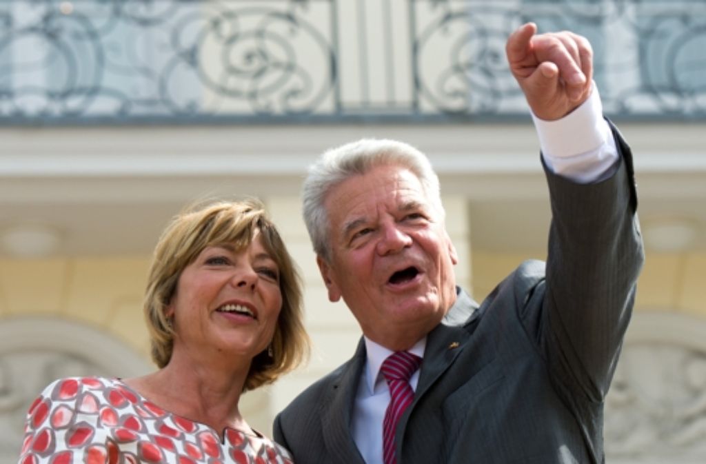 Ihr Lebensgefährte Joachim Gauck steht gerne im Mittelpunkt, sie selbst hält sich eher zurück: Seit zwei Jahren ist Daniela Schadt Hausherrin im Schloss Bellevue - ein Blick zurück!