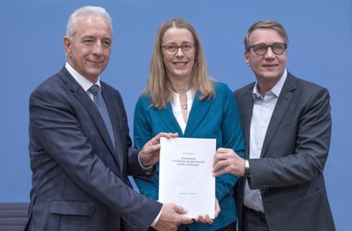 Der Vorstand der Kohlekommission, bestehend aus Stanislaw Tillich (links, CDU), Barbara Praetorius und Ronald Pofalla. Foto: dpa