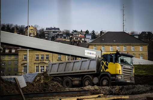 Ein Lkw am Dienstag im Einsatz für Stuttgart 21 – bald werden mehr davon unterwegs sein, auch auf öffentlichen Straßen Foto: Lichtgut/Leif Piechowski