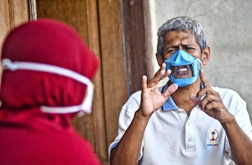 Es gibt Masken, die den Blick auf die Lippen des Gesprächspartners erlauben. Der Stuttgarter Gehörlosen-Verein hat kürzlich 150 davon bestellt. Foto: afp/Agung Supriyanto