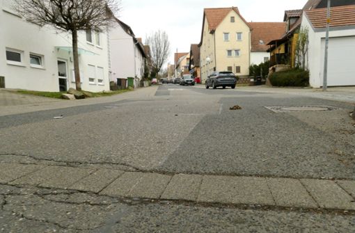 Die Alte Dorfstraße weist deutliche Schäden auf. Foto: Torsten Schöll