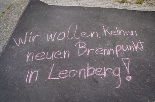 Schriftlicher Protest vor dem möglichen Flüchtlingsheim im Leonberger Zentrum. Foto: Jürgen Bach/ 