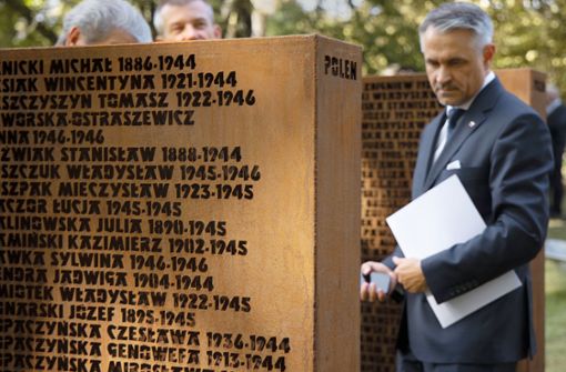 Polens Botschafter  Dariusz Pawłoś vor einer der Stelen mit den Namen umgekommener Zwangsarbeiter Foto: Lichtgut/Leif Piechowski