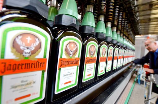Desinfektionsmittel statt Alkohol – mehrere Produzenten, darunter auch Jägermeister, wollen bei der Herstellung von stelissierenden Mitteln helfen. (Symbolbild) Foto: dpa/Peter Steffen