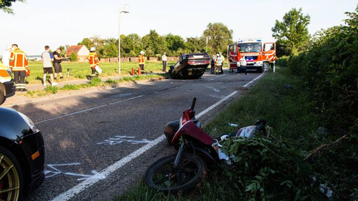 Überholmanöver endet tragisch – zwei Rollerfahrer schwer verletzt