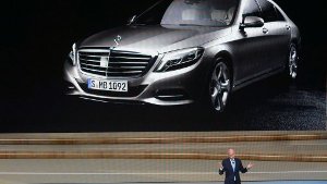 Peinliche Panne: Dem Autobauer Daimler sind in einer Broschüre erneut die falschen Werbeaussagen für die neue S-Klasse durchgerutscht. Foto: dpa