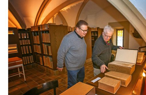 Gerhard Polacek (links) und Albrecht Braun wollen dem Publikum die Faszination historischer Bücher vermitteln. Foto: Roberto Bulgrin
