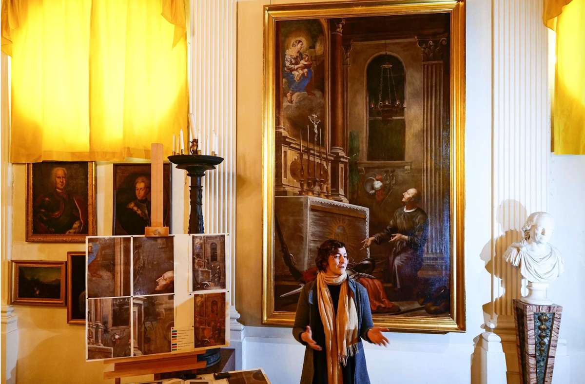 Restauratorin Magdalena Schlesinger hatte den „Ignatius“  monatelang unter ihren Fittichen. Jetzt hängt das Gemälde hinter ihr  wieder im Ludwigsburger Schloss.