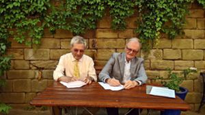 Der Muse-O-Vorsitzende Peter Metzler  und Wolfgang Umland, Vorsitzender des La-Lune-Trägervereins, unterschreiben den Pachtvertrag Foto: Jürgen Brand