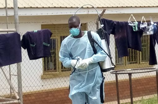 Ein Gesundheitsmitarbeiter in der Region Mubende: Dort soll der Ausbruch seinen Ausgang genommen haben. Foto: imago//Nicholas Kajoba