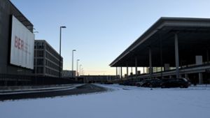 Winterlich sieht es vor den Gebäuden des Berliner Flughafens BER aus. Die Eröffnung lässt noch auf sich warten. Foto: dpa