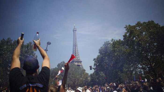 Ansturm auf Public-Viewing am Eiffelturm – Polizei sperrt Zugänge