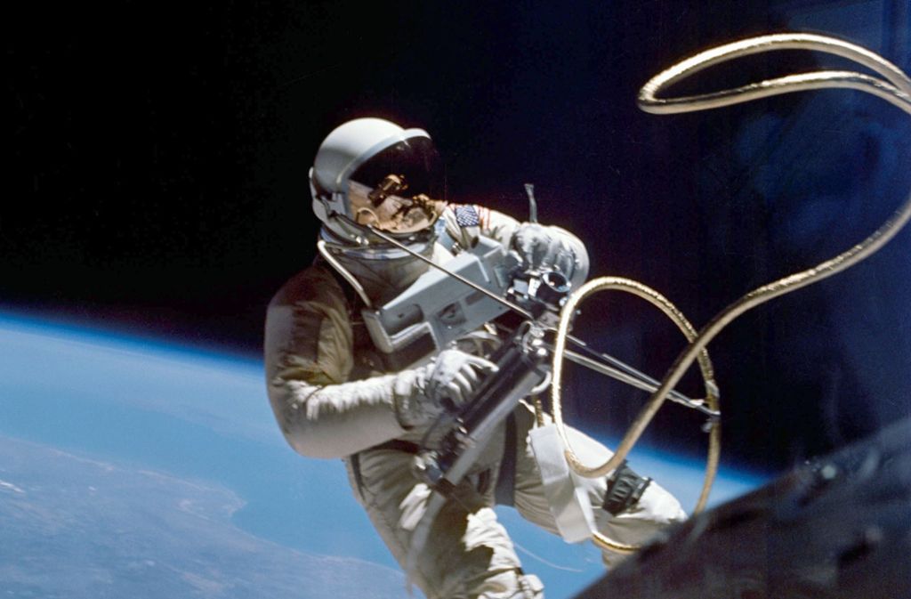 Der Astronaut Ed White schwebt 1965 als erster Amerikaner frei im All.