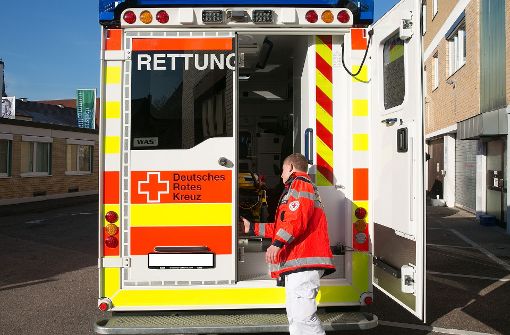 Ein Rettungshelfer öffnet die Türen von einem der beiden neuen Rettungswägen der Esslinger Wache. Foto: Horst Rudel