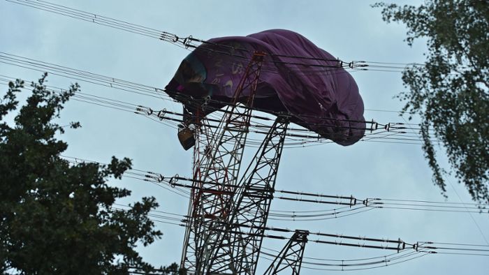 Heißluftballon stürzt in Stromleitung