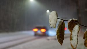 Schneebedeckte Straßen in Stuttgart – der Winter kam am Sonntagabend mit Macht. Foto: dpa/Bernd Weißbrod