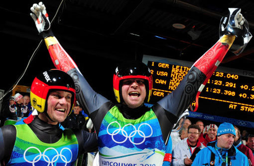 Patric Leitner (rechts) und Alexander Resch freuen sich über ihre Bronze-Medaille.  Foto: dpa