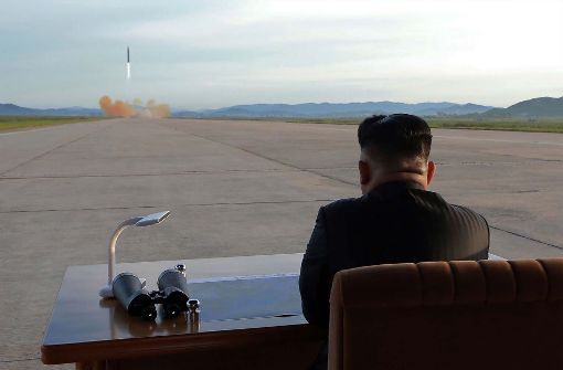Kim Jong Un (hier beim Beobachten des Testflugs einer Mittelstreckenrakete am 16. September 2017) ist ein begeisterter Fan der Raketentechnologie. Foto: AFP
