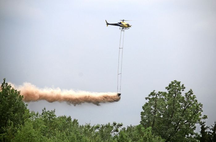 Helikopter-Einsatz im Kreis Esslingen: Waldboden wird aus der Luft gekalkt