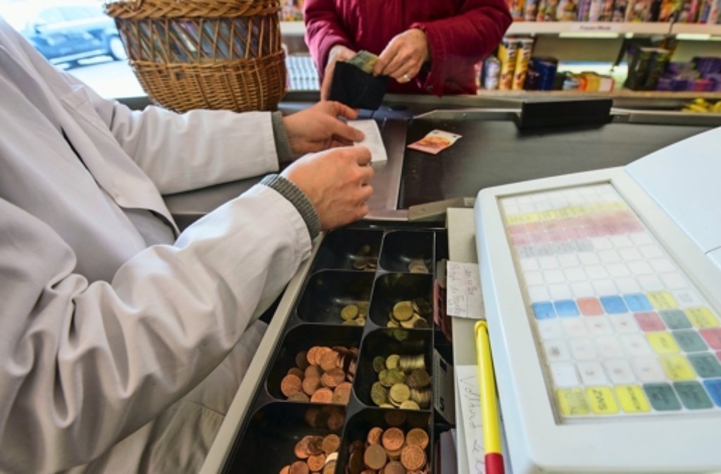 Ein Kunden bezahlt an einer Supermarktkasse mit Bargeld: Das Zahlungsverhalten der Deutschen wird sich nach Ansicht von Experten der Bundesbank nur langsam ändern Foto: dpa