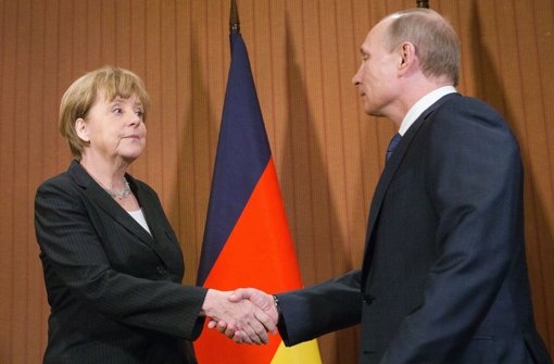Treffen nach Monaten: Bundeskanzlerin Angela Merkel (CDU) schüttelt Russlands Präsident Wladimir Putin in Deauville die Hand. Foto: dpa