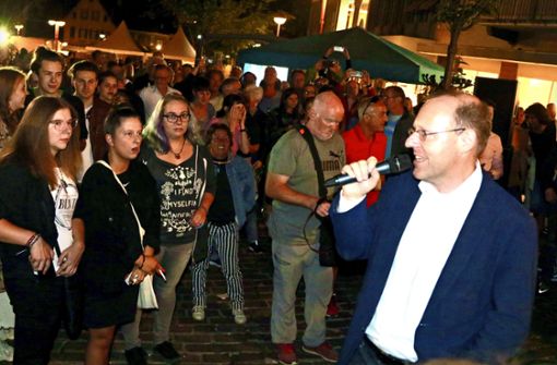 Ein Bad in der Menge: Bernd Vöhringer am 31. Juli 2019 auf dem Marktplatz. Bei der Demo für „Sindelfingen rockt“ setzte sich das Stadtoberhaupt an die Spitze des Protestes. Foto:  