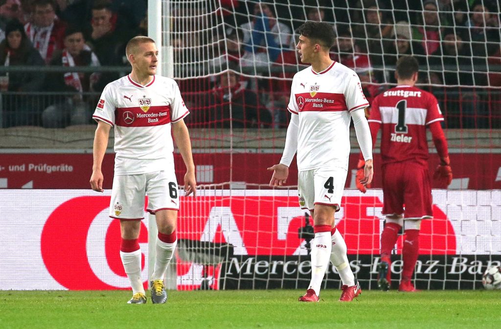 Santiago Ascacibar (links) vom VfB Stuttgart erhielt von den Fans keine gute Zensur für seine Leistung gegen den SC Freiburg.