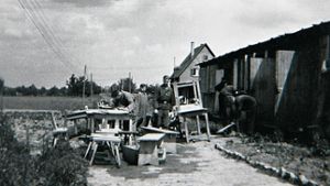 Die jungen Flakhelfer reinigen  im Jahr 1944 ihre Unterkunft in Vaihingen. Foto: privat