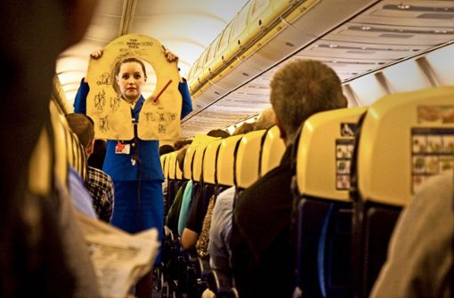 Für Stewardessen und Stewards von Ryanair  soll künftig nicht mehr irisches, sondern deutsches Arbeitsrecht gelten. Foto: Mauritius