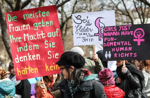 Laut Veranstalter demonstrieren 800 Frauen in Stuttgart für ihre Rechte. Foto: Lichtgut/Christoph Schmidt