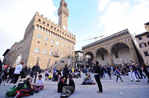 Verschiedene Plätze und Treppen in Florenz sollen probeweise mit Wasser bespritzt werden, um Touristenmassen von ihnen fernzuhalten. Foto: ANSA