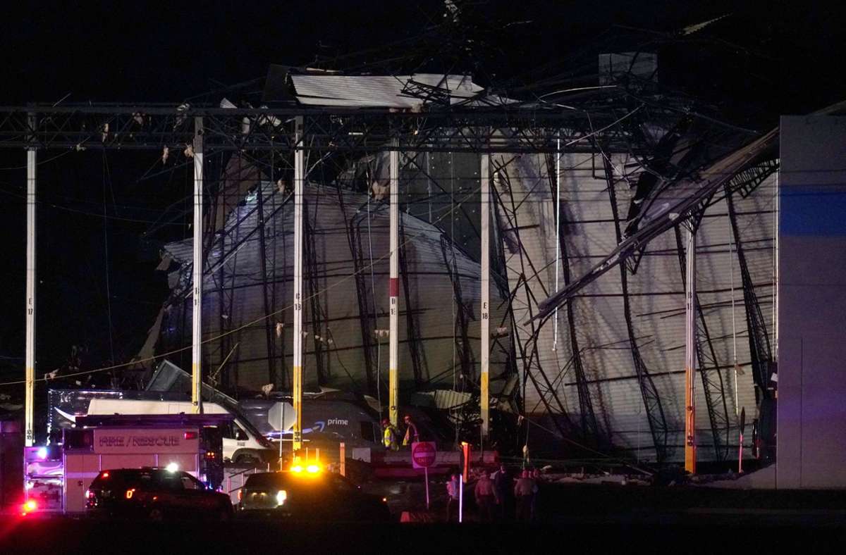 Im Süden von Illinois ließ ein Tornado das Dach eines Amazon-Verteilzentrums teilweise einstürzen.
