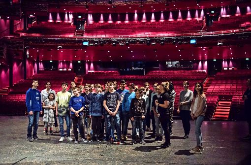 Die Schüler des Paracelsus- Gymnasiums auf der Bühne des Apollo-Theaters . Foto: Lichtgut/Max Kovalenko