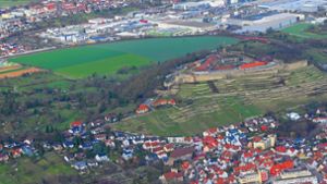 Die Aufnahmestelle für Flüchtlinge könnte auf der grünen Wiese zwischen Tamm und Ludwigsburg (hinten) sowie Asperg (vorne) entstehen. Foto: Werner Kuhnle