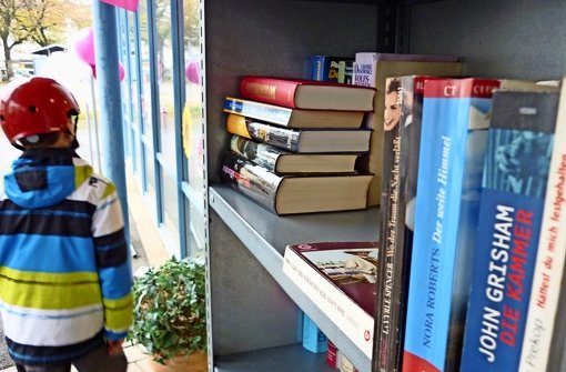 Wie das heimische Bücherregal, aber für alle zugänglich: In Heumaden können die Bürger seit etwa vier Jahren am Marktplatz Bücher holen oder abgeben. Foto: Sägesser