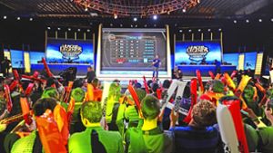 Zuschauer bejubeln den Start der nordamerikanischen Wettkämpfe der „League of Legends“, einem der weltweit populärsten Onlinespiele. Foto: AFP