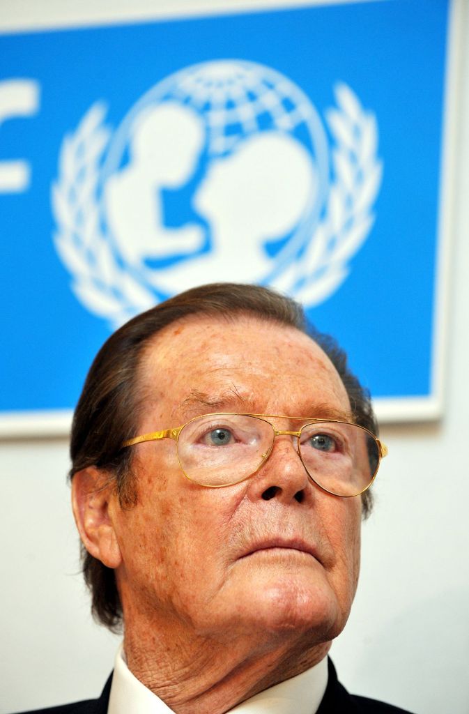 Schauspieler Sir Roger Moore spricht im Juli 2010 auf der Bühlerhöhe im Schwarzwald während einer UNICEF-Pressekonferenz zu den Journalisten. Vier Tage vor dem Beginn der Fußball- Weltmeisterschaft hatten prominente Unicef-Botschafter zur Hilfe für Kinder in Afrika aufgerufen.