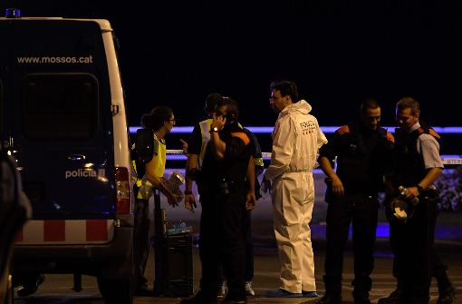 Rettungskräfte und Polizisten im Küstenort Cambrils. Hier hat die Polizei fünf Verdächtige erschossen. Foto: AFP