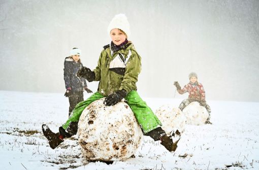 Kinder rollen große Schneekugeln auf der Egelseer Heide Foto: Lichtgut/Ferdinando Iannone
