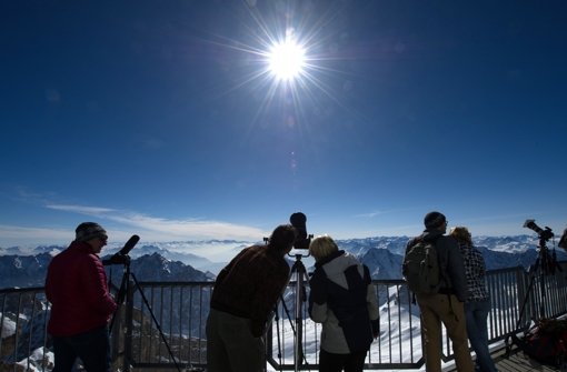 Ganz nah dran am Himmelsschauspiel: Freier Blick auf die Sonnenfinsternis von der Zugspitze. Foto: dpa