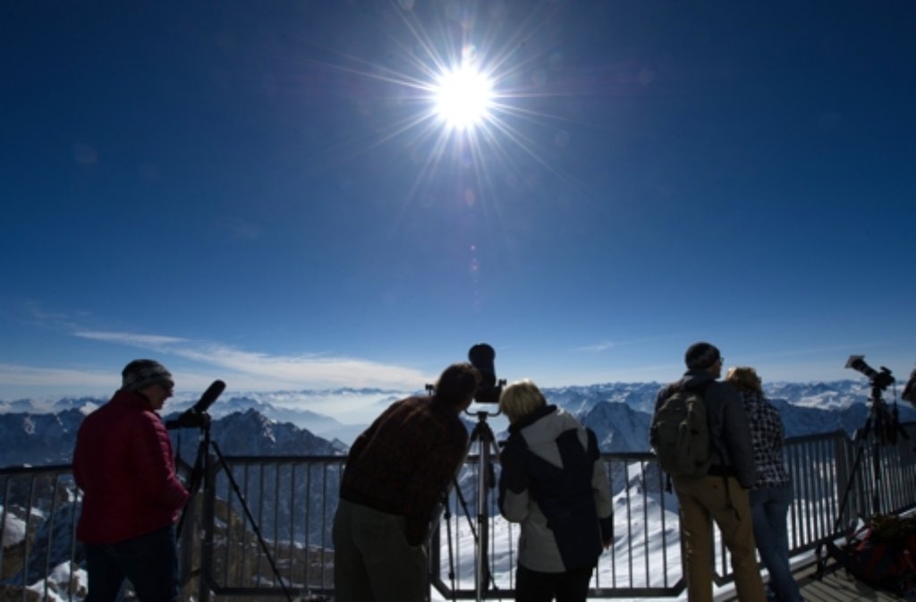 Sonnenfinsternis In Europa Millionen Menschen Blicken Nach Oben