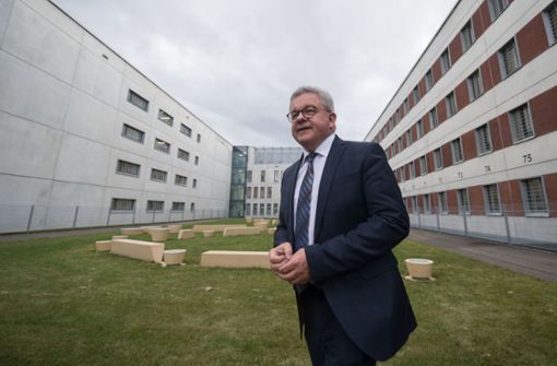 Justizminister Guido Wolf im Knast in Stammheim – sein Schreibtisch wurde aber im Gefängnis in Ulm gebaut. Foto: dpa